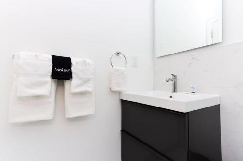 y baño con lavabo, espejo y toallas. en Modern Studio in Historic Boston - Unit #403 en Boston