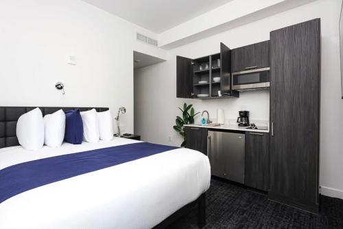 Ένα ή περισσότερα κρεβάτια σε δωμάτιο στο Stylish Studio in Fenway Neighborhood - Unit #305
