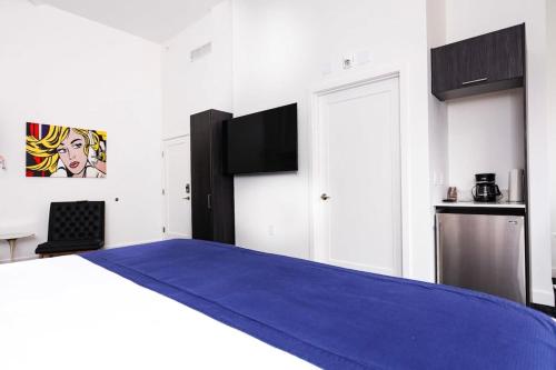 1 dormitorio con 1 cama grande con manta azul en Luxurious Studio in the Heart of Boston, en Boston