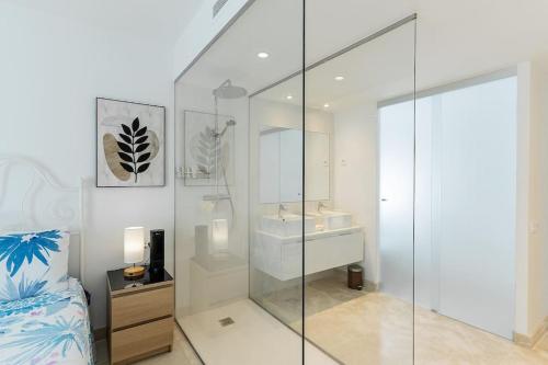 Et badeværelse på Deluxe 2 bed Apartment