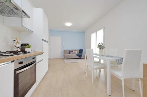 a kitchen and dining room with a table and chairs at Andrea home- Collegato a Roma e Aeroporto in Fiumicino