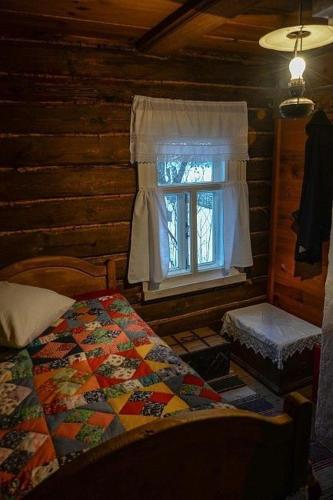 een slaapkamer met een bed en een raam bij Aisun guest house in Kyzylunkyur