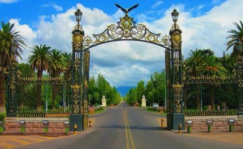 um portão ornamentado no meio de uma estrada em Estudio Rufina I Mendoza downtown em Mendoza