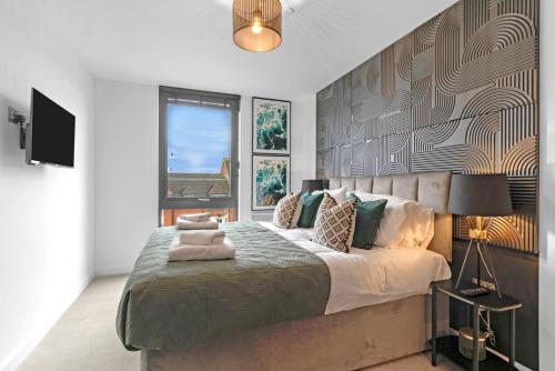 Un dormitorio con una cama grande y una ventana en Apartment 47 with secure Free parking, en York