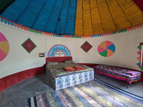 Vijay Homestay في Dhordo: غرفة بسريرين وسقف ازرق