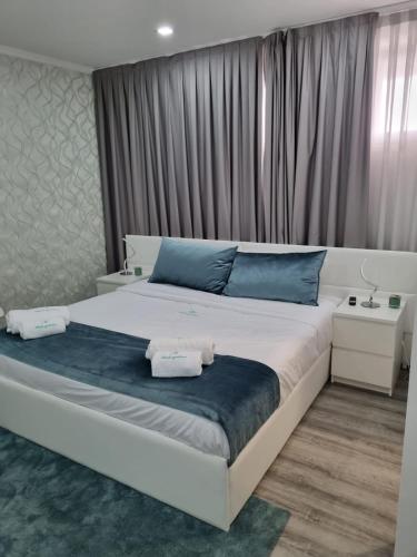 Una cama o camas en una habitación de Mikaela Guest House