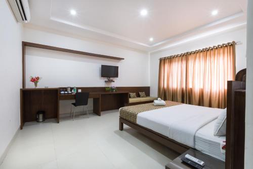 TV a/nebo společenská místnost v ubytování Sanctum Suites BEL Road Bangalore