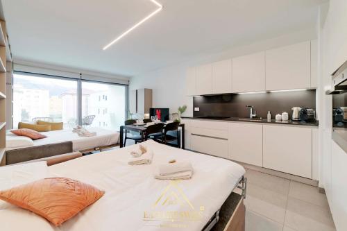 a kitchen with two beds and a table in a room at Rame Loft per 4 Persone a Bellinzona -By EasyLife Swiss in Bellinzona