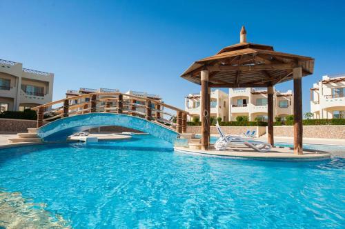 una piscina en un complejo con cenador en Holiday Sharm en Sharm El Sheikh