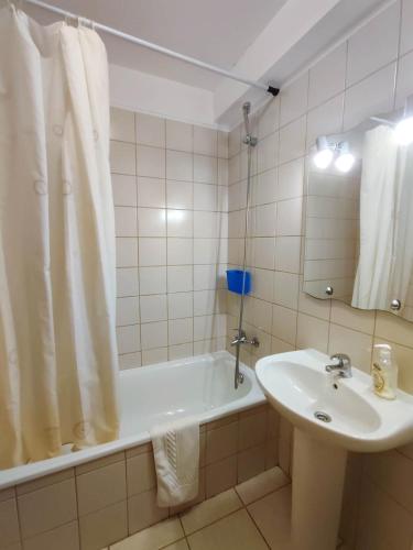 y baño con bañera, lavamanos y bañera. en Quinta das Oliveiras 4 Bedrooms with Balcony, en Portimão