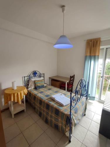 1 dormitorio con cama, mesa y luz azul en Quinta das Oliveiras 4 Bedrooms with Balcony, en Portimão
