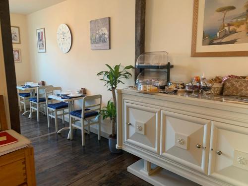 een eetkamer met een tafel en een buffet bij Chateau de Chambres Mont St Michel in Saint-James