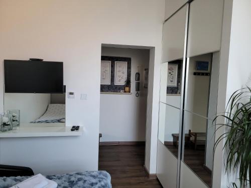 Habitación con cama y espejo. en Apartament Pod Orzechem, en Bydgoszcz