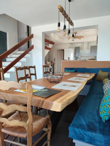 - une salle à manger et une cuisine avec une table et des chaises en bois dans l'établissement MAISON BELLEVUE LAC ET VERDON, à Saint-Laurent-du-Verdon