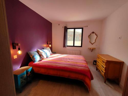 une chambre avec un grand lit et une fenêtre dans l'établissement MAISON BELLEVUE LAC ET VERDON, à Saint-Laurent-du-Verdon