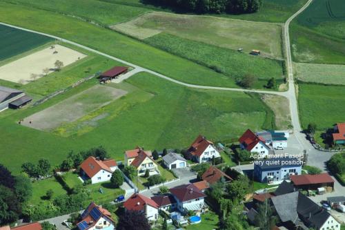 eine Luftansicht eines kleinen Dorfes mit Häusern in der Unterkunft Ferienwohnung Heß in Günzburg