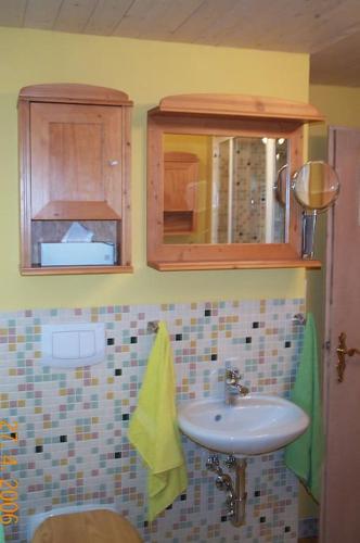 a bathroom with a sink and a cabinet at Wohnung am Rheinsteig in Kaub