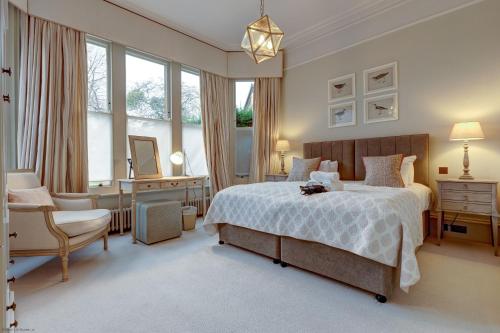 een slaapkamer met een bed, een bureau en een stoel bij Rawlinson Road 10B in Oxford