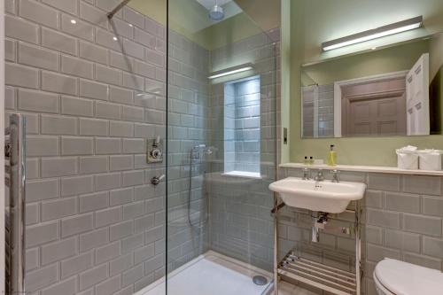 a bathroom with a glass shower and a sink at Rawlinson Road 10B in Oxford