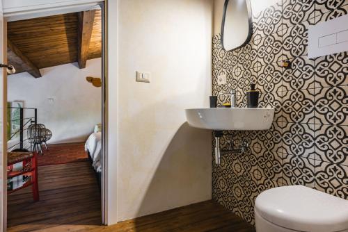 uma casa de banho com um lavatório e um WC em Villa Balatella con Piscina by Wonderful Italy em Augusta