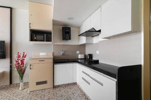 Η κουζίνα ή μικρή κουζίνα στο Studio Vachi , City Centre Location