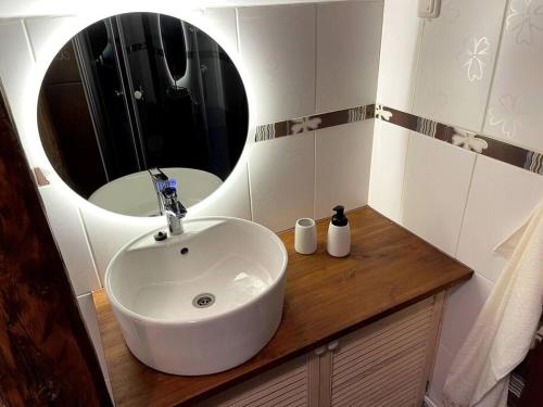 y baño con lavabo blanco y espejo. en Small & Cozy Studio Apartment - WiFi & Free Parking en Rapla