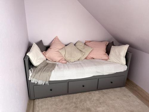 Postel nebo postele na pokoji v ubytování Small & Cozy Studio Apartment - WiFi & Free Parking