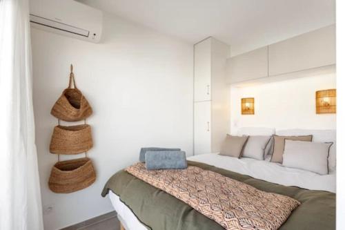 - une chambre blanche avec un lit et un canapé dans l'établissement Appartement Cannes 1 chambre - QG, à Cannes