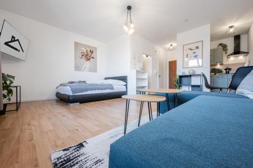 uma sala de estar com uma cama e uma mesa em Modernes Apartment Wels City Center, TG-Stellplatz em Wels