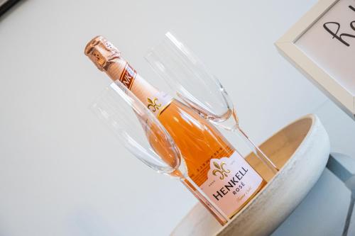 a bottle of honey in a glass bowl at Modernes Apartment Wels City Center in Wels