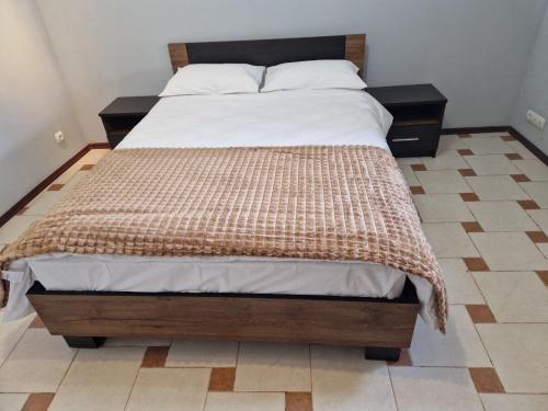 Un pat sau paturi într-o cameră la Odesa Hause