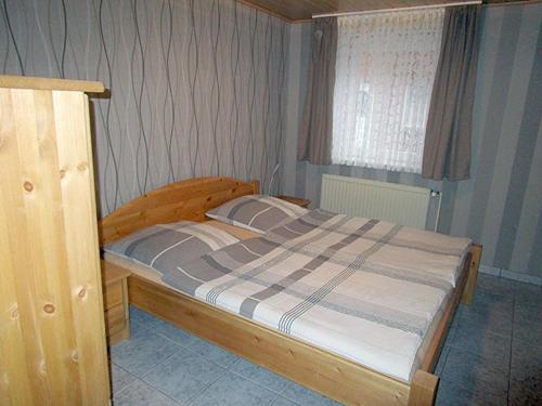 Tempat tidur dalam kamar di Ferienwohnung Uthlande