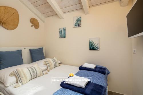 una camera da letto con letto e cuscini blu di Villa Ohana Krk a Linardići