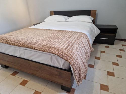 Un pat sau paturi într-o cameră la Odesa Hause