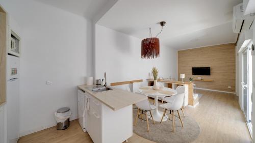 a kitchen and dining room with a table and chairs at Piso en Carolinas con 3 dormitorios in Alicante