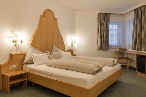 Postel nebo postele na pokoji v ubytování Arlen Lodge Hotel-Garni