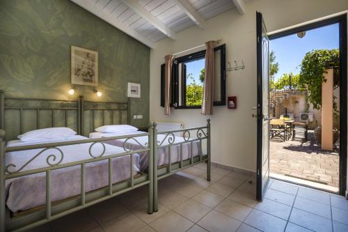 1 Schlafzimmer mit 2 Betten und einem Balkon in der Unterkunft Xenia Villa in Argostoli