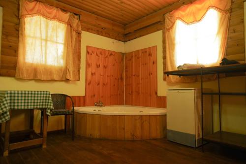 baño con bañera y 2 ventanas en kfar Navon en Shoval 2