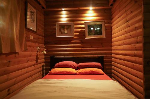 1 dormitorio con 1 cama en una habitación de madera en kfar Navon en Shoval 2