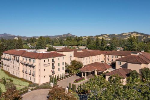 una vista aérea de un edificio con montañas en el fondo en Hyatt Regency Sonoma Wine Country, en Santa Rosa