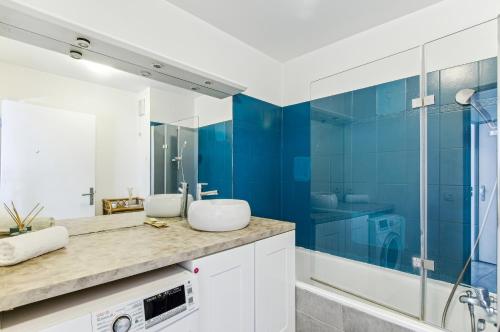 ein Bad mit einem Waschbecken und einer Dusche in der Unterkunft Chic and confortable apart near stade de France in Saint-Denis