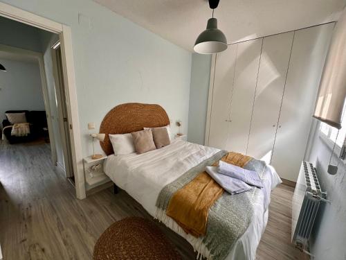 um quarto com uma cama grande num quarto em Gredos Starlight House - AURIGA em Mijares