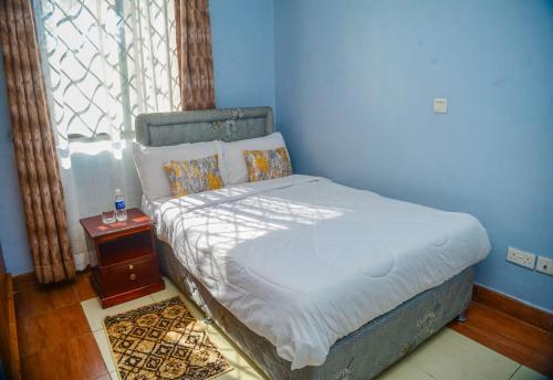 A bed or beds in a room at Kothuondo's 2 &3edrooms all ensuite apartment