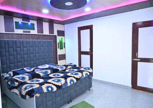 a bedroom with a bed in a room at Green valley homestay in Khajjiar 