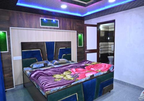 1 dormitorio con 1 cama grande con sábanas moradas en Green valley homestay, en Khajjiar 