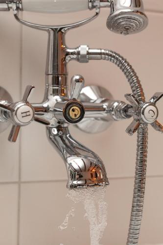 a chrome shower faucet in a bathroom at Kings Inn City Hotel Alkmaar in Alkmaar