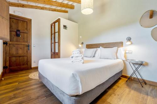 Postel nebo postele na pokoji v ubytování Casa Entera Mas De L'arlequi