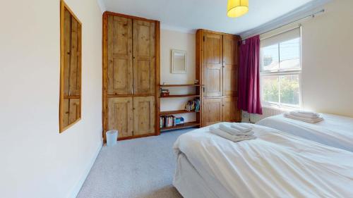 een slaapkamer met 2 bedden en een raam bij Princes Street in Oxford