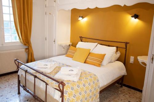Ένα ή περισσότερα κρεβάτια σε δωμάτιο στο Kipling- Large Private Home with Pool, Summer Kitchen and Jacuzzi
