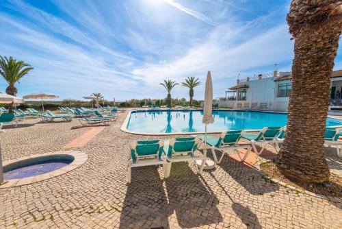 Sunny Golden 1BDR Apartment w Beach & Pool Access Included
